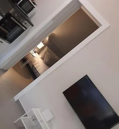 Civico 84 * מודנה